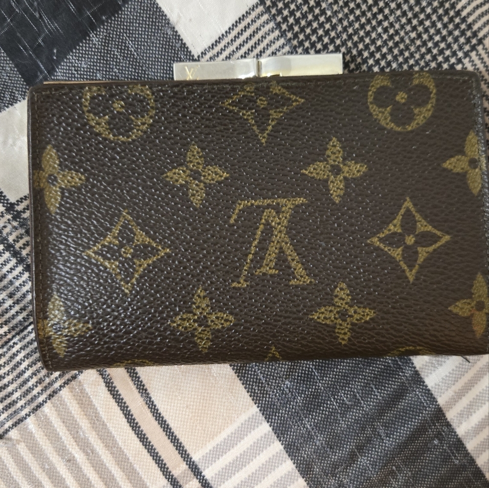 Authentic louis vuitton kiss lock wallet